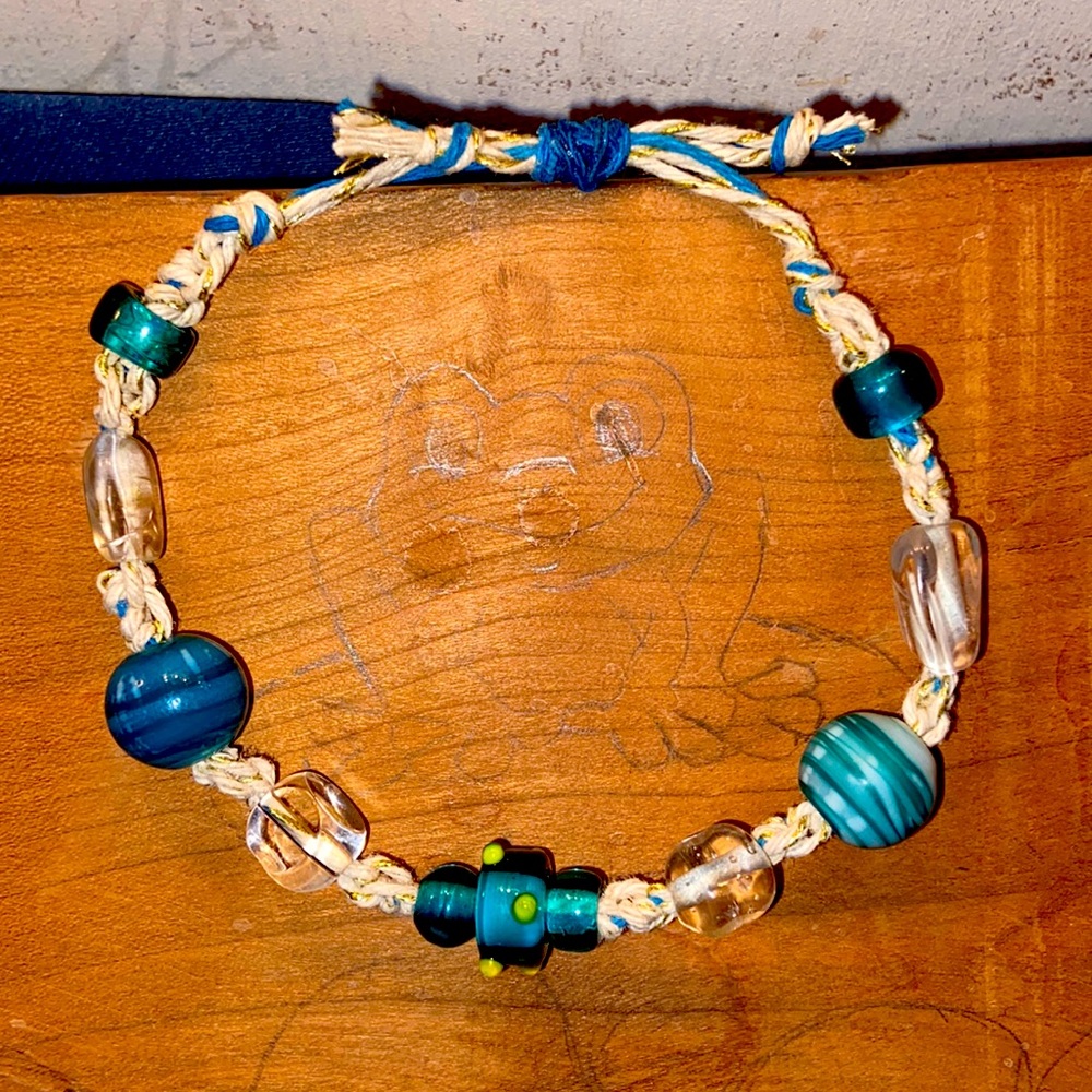 Hemp braided bracelet with glass beads